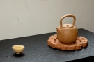 紫砂壶图片:淞庐原创作品 饱满挺拔 雅致文气 全手心经提梁 可以烧水的巨轮 - 宜兴紫砂壶网