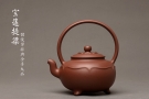 紫砂壶图片：储俊伟乙未精工佳作 油润底槽青 全手三足宝莲提梁 霸气十足 做工精致  - 宜兴紫砂壶网