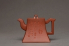 紫砂壶图片：大师风范 稳如泰山 国工师陈宏林装饰  全手方钟 珍藏 - 宜兴紫砂壶网