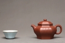 紫砂壶图片：何卫枫最新全手作品  稳重大气 全手恒古六方 国工师陈宏林装饰  - 宜兴紫砂壶网