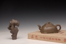 紫砂壶图片：陶刻实力派赵辉装饰  稳重大气 全手墩方 何卫枫经典代表作 做工精致 - 宜兴紫砂壶网