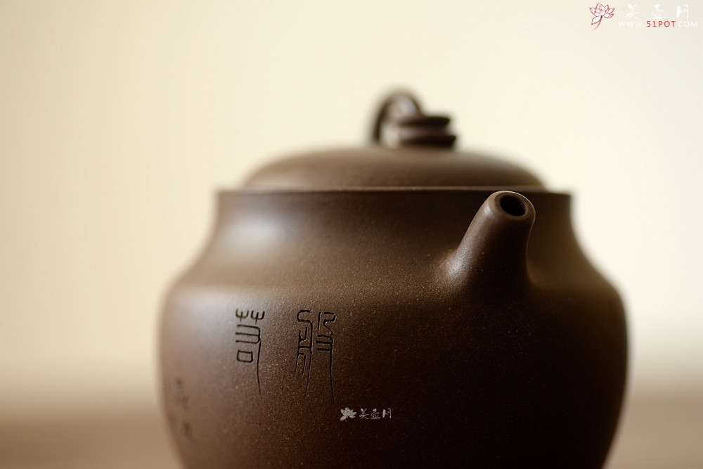 紫砂壶图片：造型新颖 耐品可人 全手青段禅钟 国师和石装饰 - 宜兴紫砂壶网