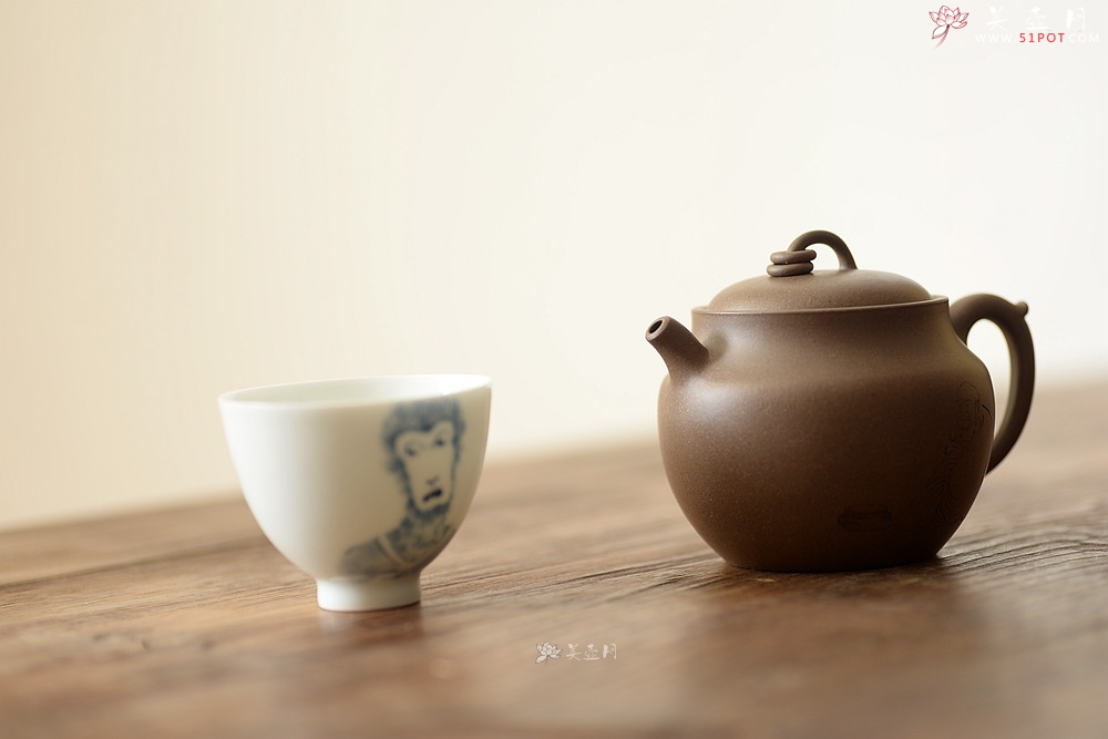 紫砂壶图片：造型新颖 耐品可人 全手青段禅钟 国师和石装饰 - 宜兴紫砂壶网
