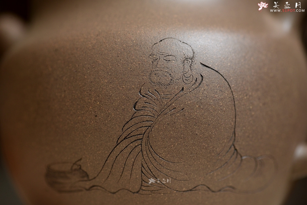 紫砂壶图片：造型新颖 耐品可人 全手青段禅钟 国师和石装饰 - 宜兴紫砂壶网