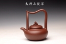 紫砂壶图片:储俊伟丙申夏全手精品 大气磅礴 四号井底槽青 摹古太湖石提梁 - 宜兴紫砂壶网