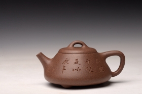 紫砂壶图片:陶兴双刀不肥而坚是以永年 周斌全手曼生石瓢 古朴文气 高温青灰泥 - 宜兴紫砂壶网