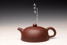 紫砂壶图片:优质底料 李彦雄通景山水 经典作品 全手大半月 大气 - 宜兴紫砂壶网