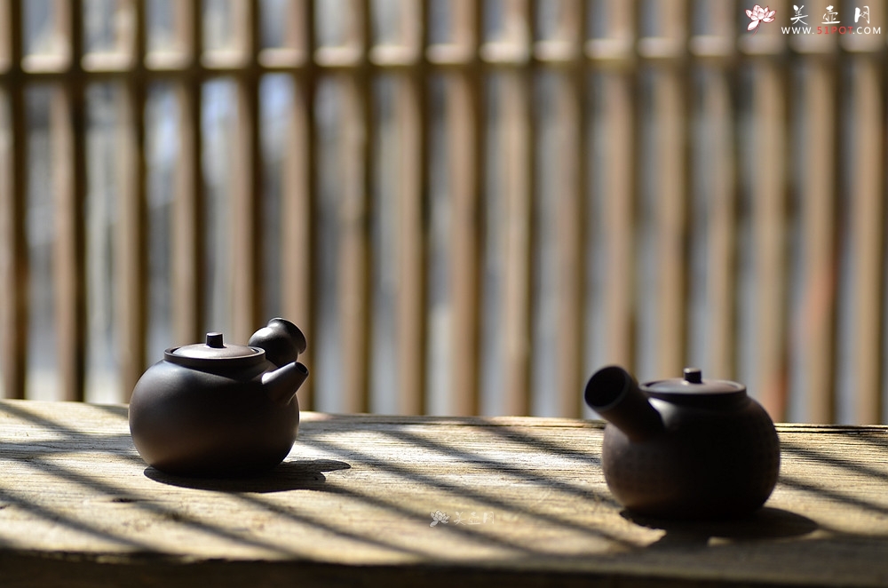 紫砂壶图片：泓渝山房 煮茶品茗 玩味侧把巨轮 茶人风情~ 电陶炉烧水 - 宜兴紫砂壶网