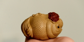 紫砂壶图片: 茶盘尤物 做工精细 生动传神 寓意吉祥之鸿运当头 - 宜兴紫砂壶网