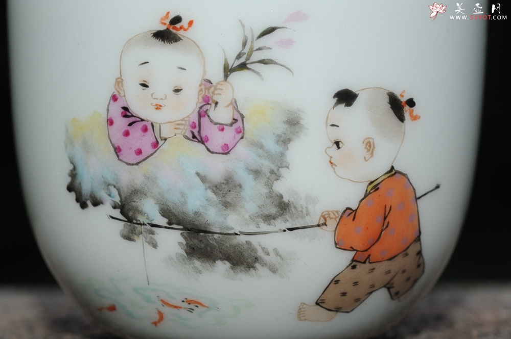 紫砂壶图片：彩绘 童子钓鱼杯 栩栩如生 景德镇主人杯 - 美壶网