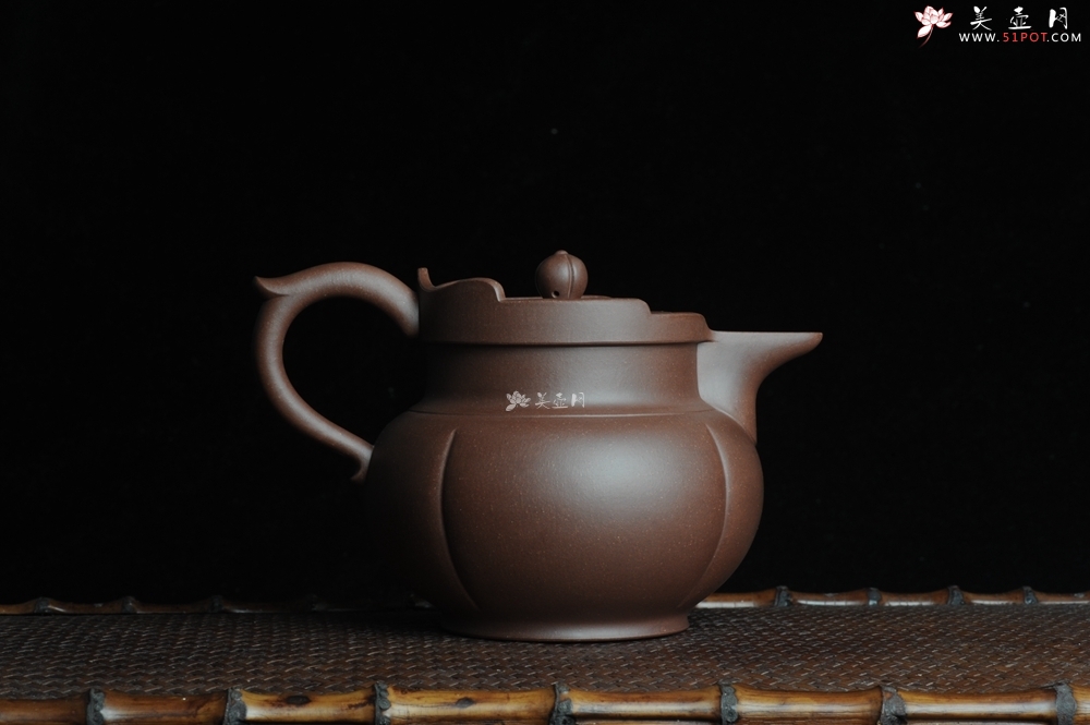 紫砂壶图片：饱满浑厚 全手僧帽 精工佳作 嵌盖难度大 - 宜兴紫砂壶网