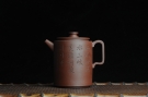 紫砂壶图片：美壶特惠 精品圆础 助工俞霞即兴装饰 品茶但得水山峡 美酒何须斗十千 - 宜兴紫砂壶网