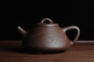 紫砂壶图片:优质紫泥 全手工摹古子冶石瓢 骨肉匀挺 清茗堂助工文气装饰通转梅花 暗香袭来 - 宜兴紫砂壶网