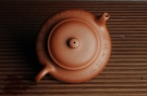 紫砂壶图片:美壶特惠 老清水泥虚扁 助工俞霞老双刀法铭文 若能杯水如名淡 应信春茶比酒浓 - 宜兴紫砂壶网