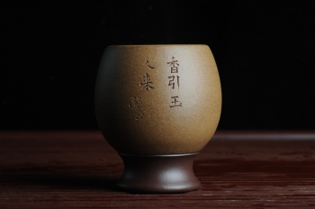 紫砂壶图片:精品紫砂杯 私人定制 紫泥粉段泥 助工俞霞老双刀刻字 手感特扎实 茶人醉爱 - 宜兴紫砂壶网