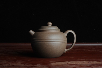 紫砂壶图片:美壶特惠 精致老段泥腰线巨轮 炮管直流 杀茶力器 茶人醉爱 - 宜兴紫砂壶网