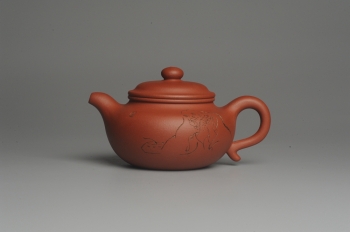 紫砂壶图片:美壶特惠 精致小仿古 寻幽 人物刻绘栩栩如生 茶人醉爱 养后温润如玉 - 宜兴紫砂壶网