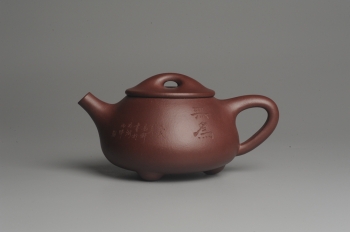 紫砂壶图片:美壶特惠 精致做工经典平盖无为小石瓢 精刻人物 茶人醉爱 - 宜兴紫砂壶网