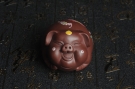 紫砂壶图片:美宠特惠 老紫泥精工点彩仙桃 圣桃 福气猪茶宠长7cm宽6cm高5cm - 宜兴紫砂壶网