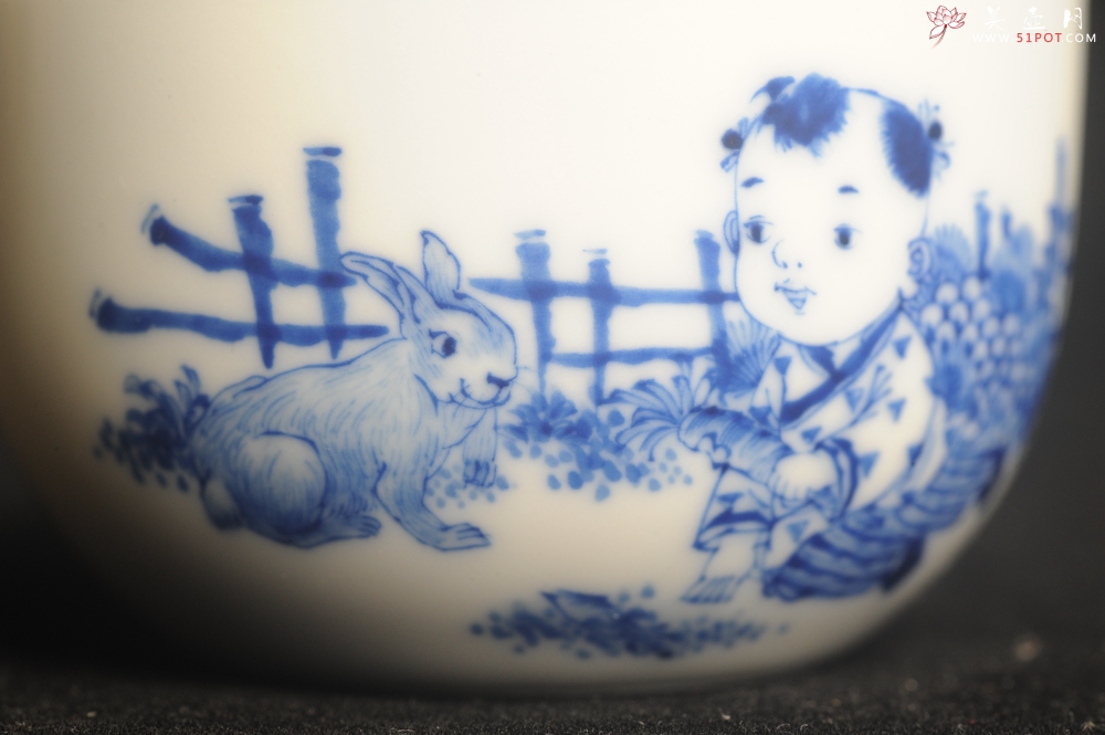 紫砂壶图片：景德镇主人杯 青花杯 童子伴兔图 童趣满满 - 美壶网