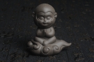 紫砂壶图片:美宠特惠 精工老青灰泥悟空茶宠摆件高9.3cm - 宜兴紫砂壶网