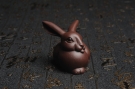 紫砂壶图片:美宠特惠 精工美兔茶宠摆件 灰常可爱 长6cm高4.5cm - 宜兴紫砂壶网