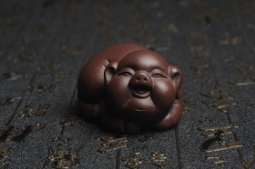 紫砂壶图片:美宠特惠 精工好料福气猪茶宠摆件 灰常可爱 长6.3cm高3.5cm - 美壶网