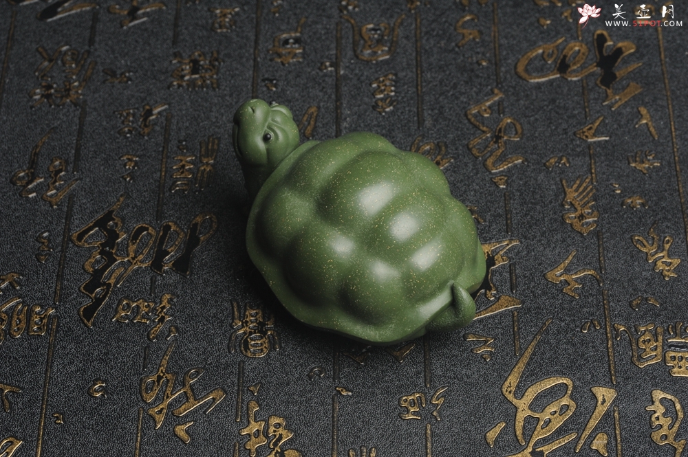 紫砂壶图片：美宠特惠 精致做工绿泥乌龟茶宠摆件 神态细腻 茶盘尤物 长9cm宽6cm高4.5cm - 宜兴紫砂壶网