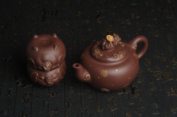 紫砂壶图片:美壶年底特惠 精工好泥福气金猪套壶 一壶二杯 出水如柱 高档包装 送礼佳品 - 宜兴紫砂壶网
