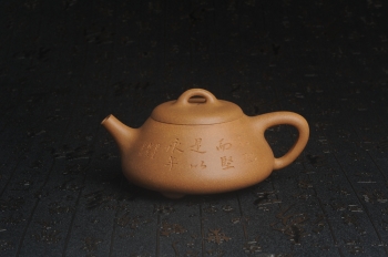 紫砂壶图片:油润老段泥(此泥料属于家藏老料!油润无比,识者自知!)全手工曼生石瓢 助工精心装饰 特文气 - 宜兴紫砂壶网