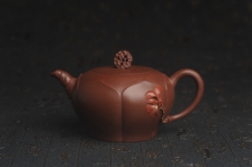 紫砂壶图片:美壶特惠 贴花活灵活现 精致荷花壶 茶人醉爱 - 美壶网