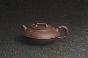 紫砂壶图片:美壶特惠 精致紫泥竹扁壶 茶人醉爱 - 宜兴紫砂壶网