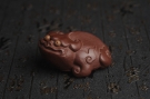 紫砂壶图片:美宠特惠 精工紫泥如意金蟾 长8cm宽6cm高4cm 茶盘尤物 - 宜兴紫砂壶网