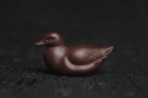 紫砂壶图片:美宠特惠 超精工特好紫泥呆萌小鸭茶宠摆件 长6宽2.5高3cm - 宜兴紫砂壶网