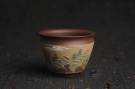 紫砂壶图片:美杯特惠 精致泥绘山水主人杯 茶人醉爱 - 宜兴紫砂壶网