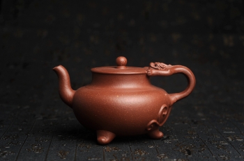紫砂壶图片:美壶特惠 精致红降坡泥螭龙茶壶 - 宜兴紫砂壶网