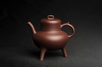 紫砂壶图片:美壶特惠 精致紫泥三足鼎壶 茶人醉爱 - 宜兴紫砂壶网