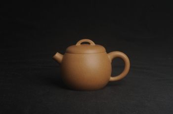 紫砂壶图片:美壶特惠 特好老黄段泥精致大炮巨轮壶 茶人醉爱 - 宜兴紫砂壶网