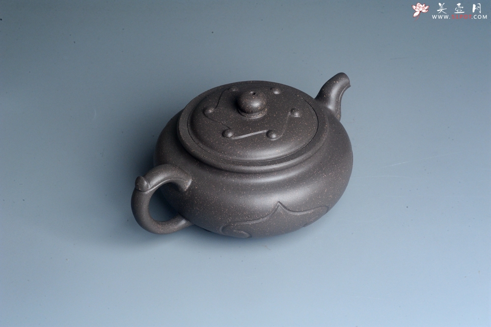 紫砂壶图片：美壶特惠  优质青灰段泥精工三角如意茶壶 茶具 单壶 - 宜兴紫砂壶网