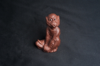 紫砂壶图片:美宠特惠 实力派工艺员姚老师 预计明年升助工 超精品老紫泥紫砂美猴灵猴茶宠 高11cm 肌理丰富生 - 宜兴紫砂壶网