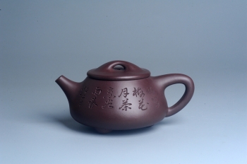 紫砂壶图片:实力派助工周斌 优质底槽青全手工精工满瓢壶 陶兴双刀装饰 诗写梅花月,茶烹谷雨春 - 宜兴紫砂壶网