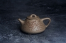紫砂壶图片:高温四号井老青段 全手工子冶石瓢 装饰经典老子冶画面板桥竹 特有品味 期待与您结缘 - 宜兴紫砂壶网