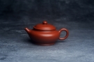 紫砂壶图片:美壶特惠 优质朱泥小扁樱壶 茶人醉爱 - 宜兴紫砂壶网