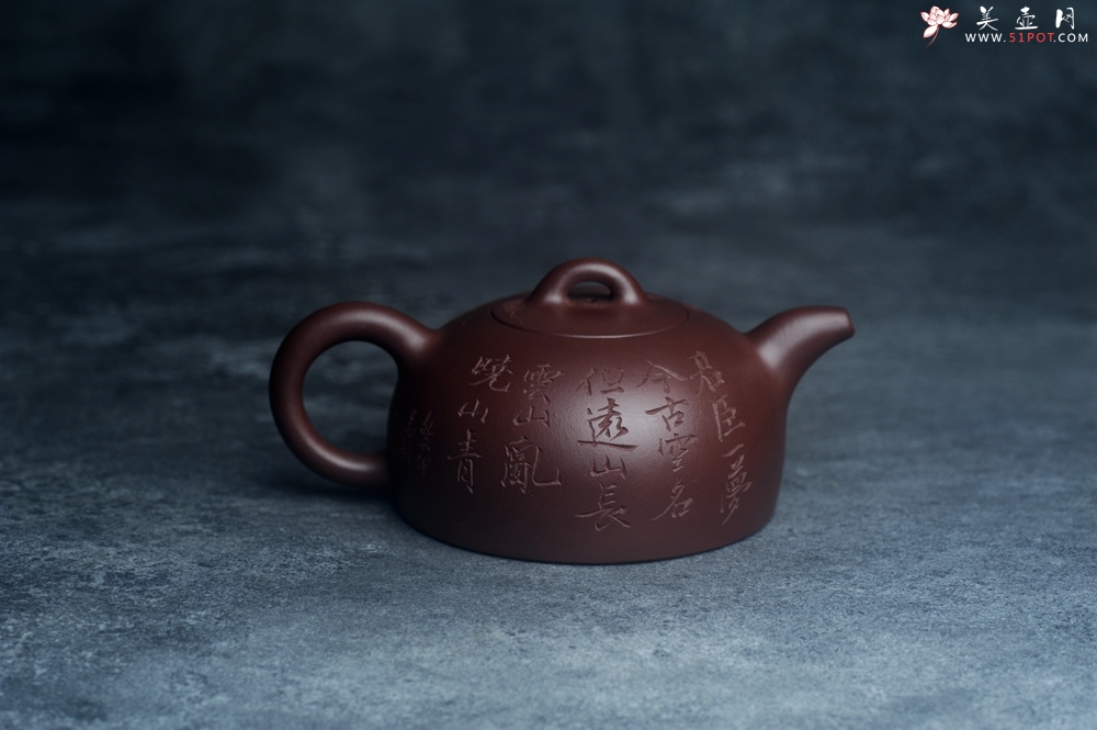 紫砂壶图片：油润底槽清 卡盖难度相当大 全手工半月紫砂壶  君臣一梦,今古空名 但远山长,云山乱,晓山青 - 宜兴紫砂壶网