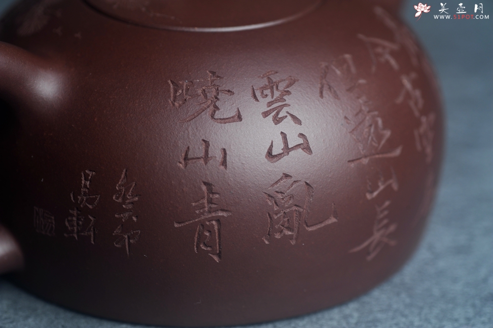 紫砂壶图片：油润底槽清 卡盖难度相当大 全手工半月紫砂壶  君臣一梦,今古空名 但远山长,云山乱,晓山青 - 宜兴紫砂壶网
