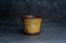 紫砂壶图片:美美杯特惠 精致枯枝鸟紫泥粉黄金段泥主人杯 特文气 - 宜兴紫砂壶网