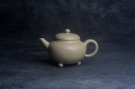 紫砂壶图片:美壶特惠 特好本山绿泥全手工三足水平壶 装饰梅花特文气 - 宜兴紫砂壶网