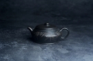 紫砂壶图片:美壶特惠 精品柴烧青灰泥卡盖虚扁紫砂壶刻竹特文气 - 宜兴紫砂壶网