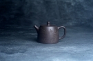紫砂壶图片:美壶特惠 老紫泥精致山水汉铎壶 茶人醉爱 - 宜兴紫砂壶网