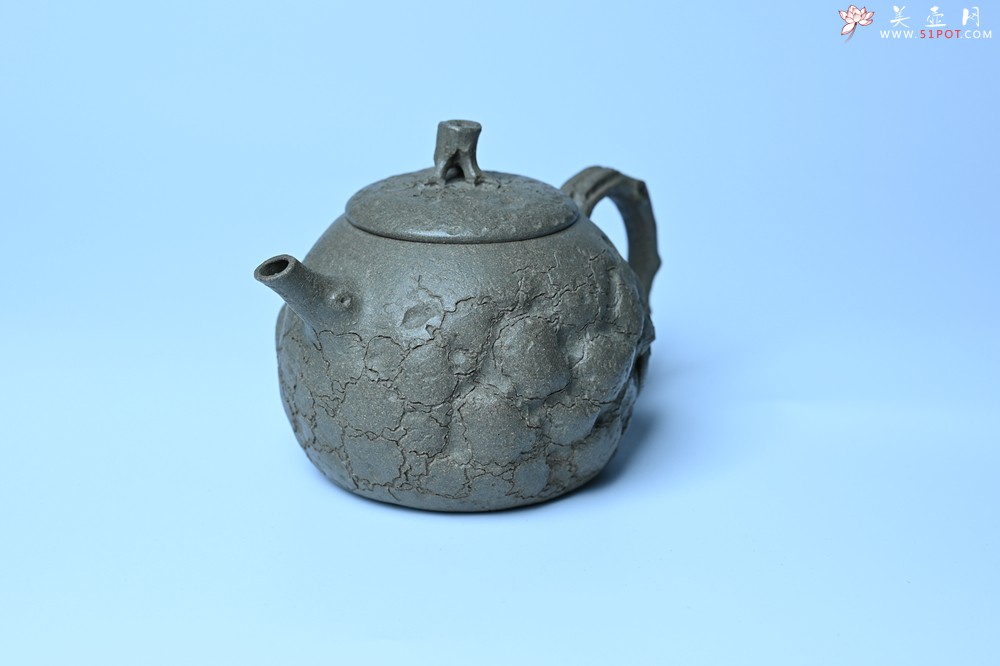 紫砂壶图片：美壶特惠 特好老青段泥云松供春壶 茶人醉爱 - 宜兴紫砂壶网